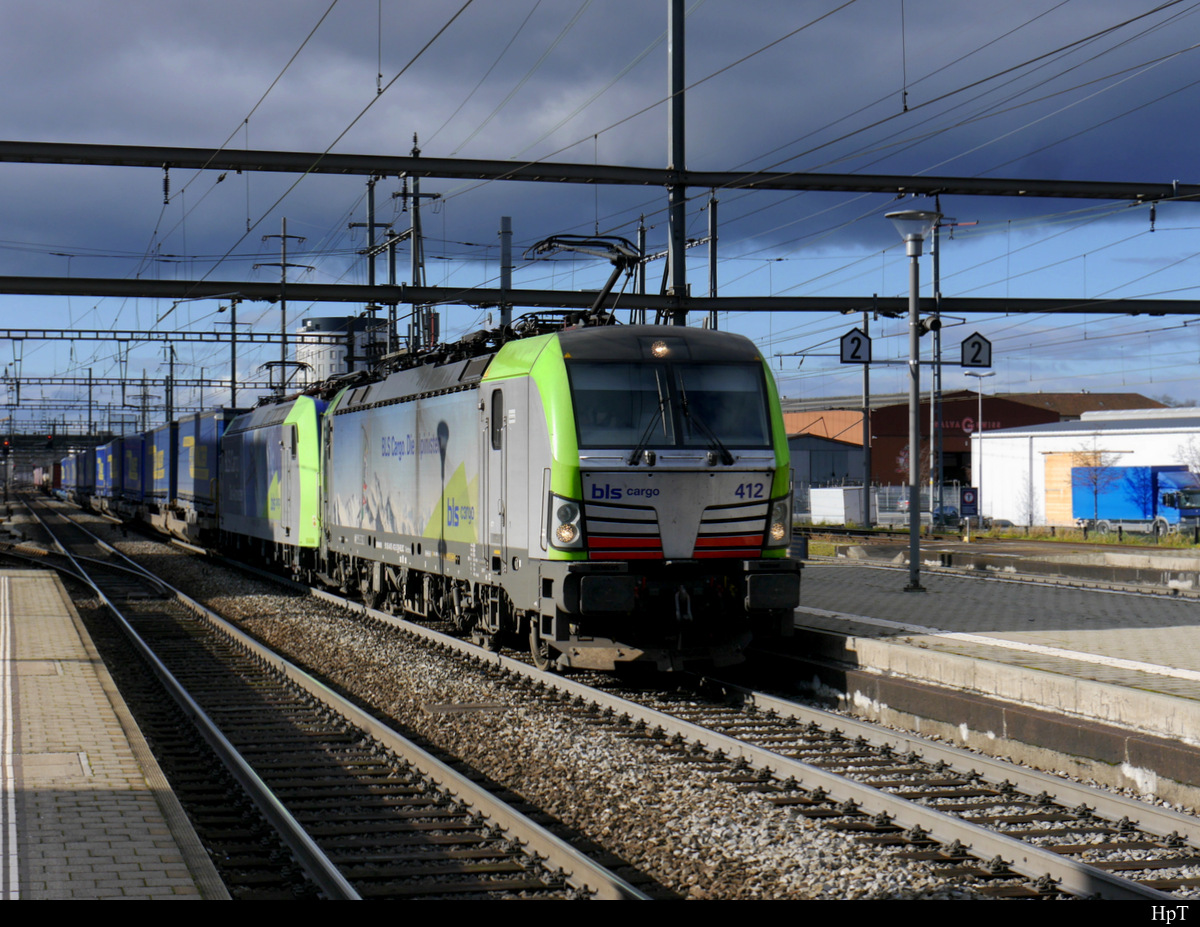 BLS Carco - Loks 475 012 und 485 012 vor einem Güterzug bei der durchfahrt im Bahnhof von Prattelen am 18.01.2020
