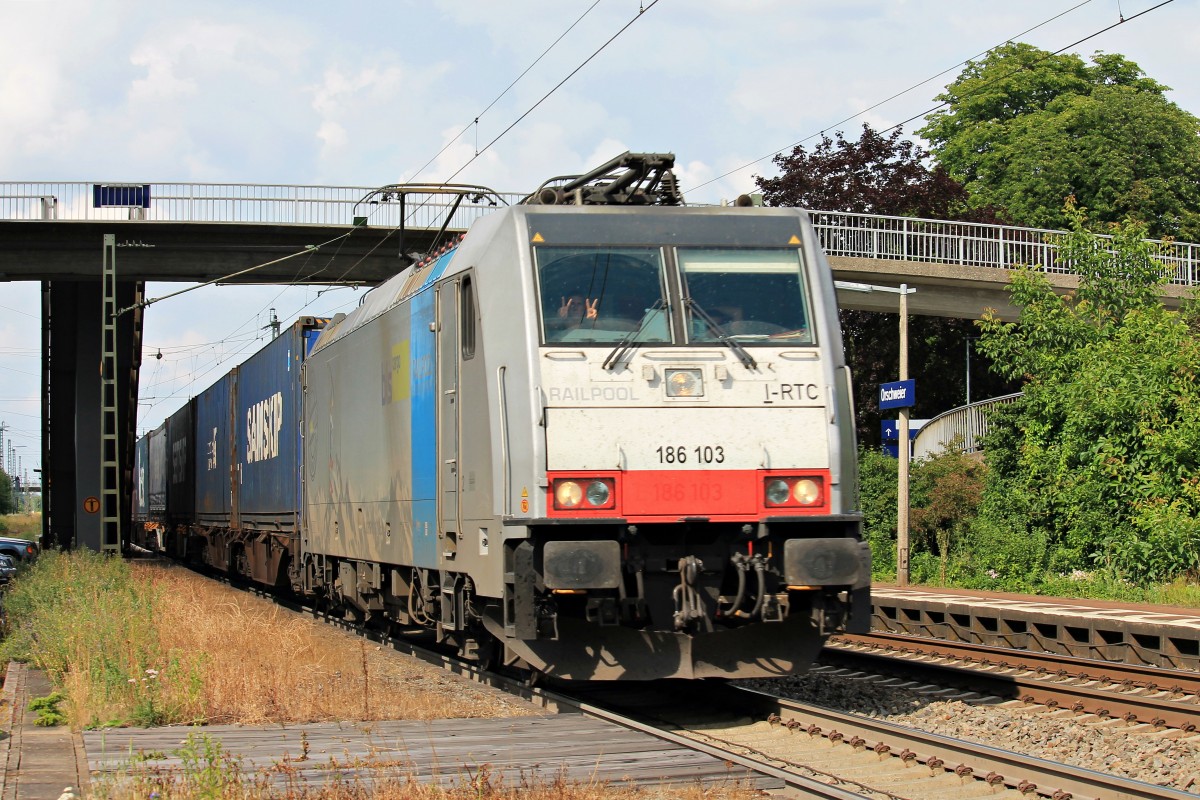 BLS Cargo 186 103 am 11.07.2014 mit einem Containerzug aus Holland nach Italien in Orschweier. Doppel-Peace an den netten Tf zurück.