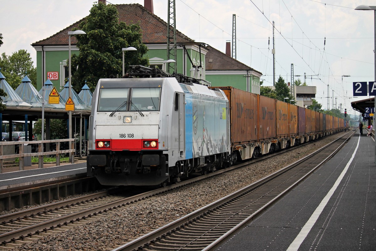 BLS Cargo 186 108 am 23.07.2014 mit einem Containerzug aus Richtung Süden bei der Durchfahrt in Müllheim (Baden).
