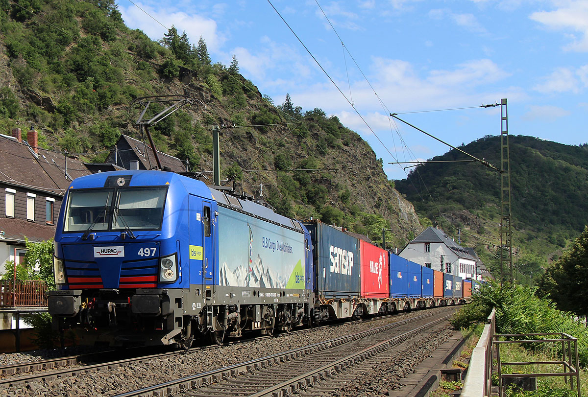 BLS cargo 193 497 mit einem Hupac im Mittelrheintal bei Lahnstein am 30.07.2021