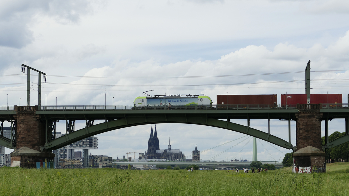 BLS Cargo 193 mit KLV auf der KSBR am 20.06.21