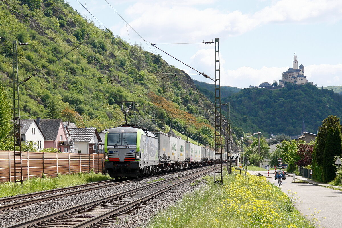 BLS Cargo 421 unterhalb der Marksburg in Braubach in Richtung Norden. Aufnahme vom 08.05.2024