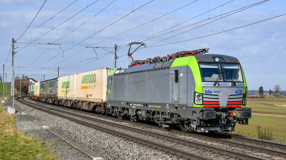 bls cargo 475 423 auf dem Weg in den Süden bei Boswil AG (CH) am Nachmittag des 19.02.2021.