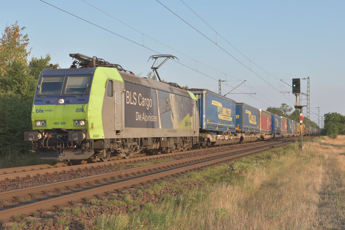 BLS Cargo 485 009 @ Bickenbach am 03.08.2018.  Bewässerungsfeldwirtschaft erzeugt eine Nebeleffekt.