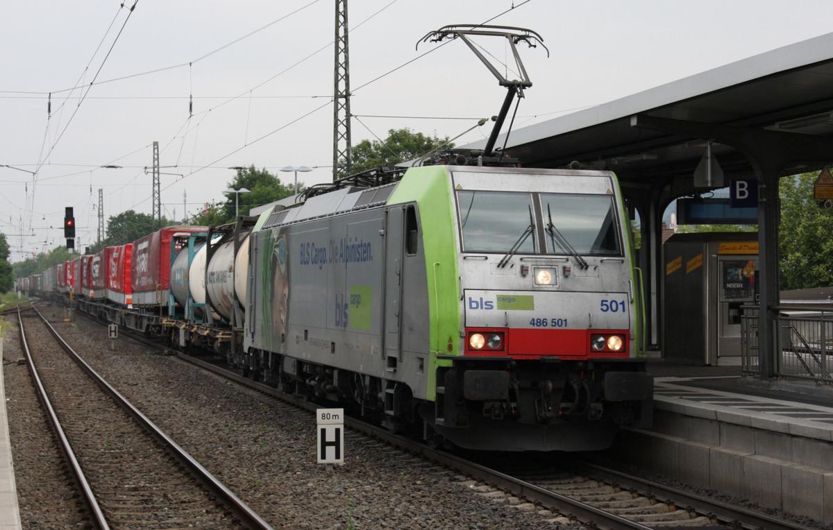 BLS Cargo 486501 rollt am 29.5.2014 mit einem Container und Auflieger Zug durch den Bahnhof Bensheim in Richtung Mannheim.