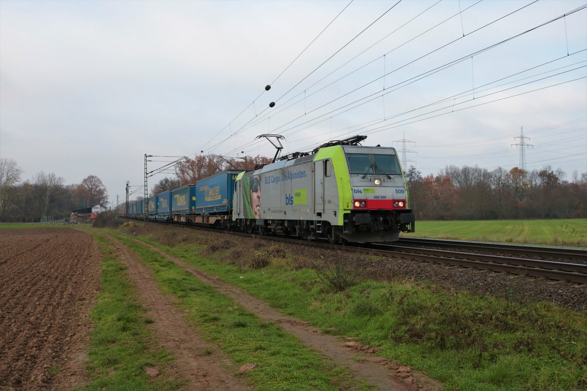 BLS Cargo Bombardier Traxx 486 509-3 am 27.11.20 in Mainz Bischofsheim 