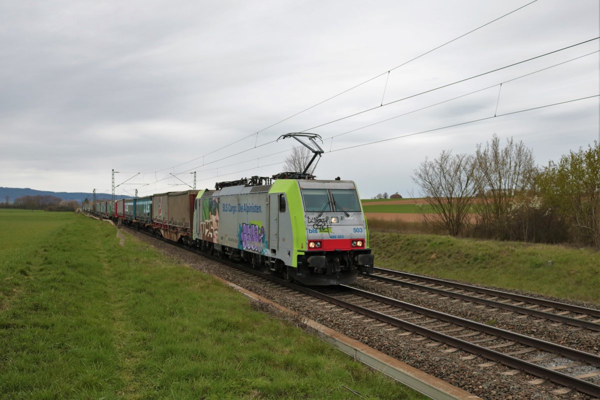 BLS Cargo Bombardier Traxx 486 503-6 mit KLV Zug in Nieder Mörlen am 17.04.21