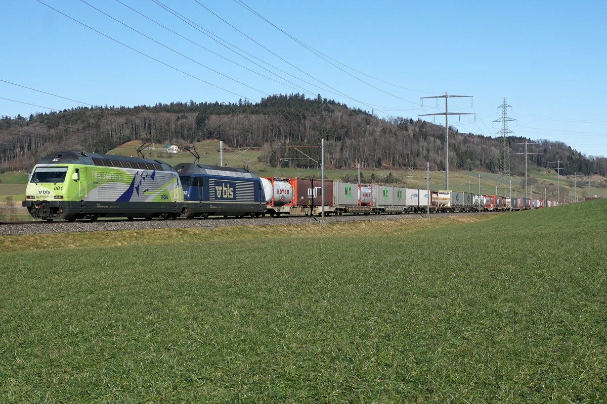 BLS CARGO INTERNATIONAL mit dem Zug des Tages bestehend aus den Re 465 001 und Re 465 002,  EINST blau UND JETZT grün  bei Wynigen am 24. Januar 2021.
Foto: Walter Ruetsch