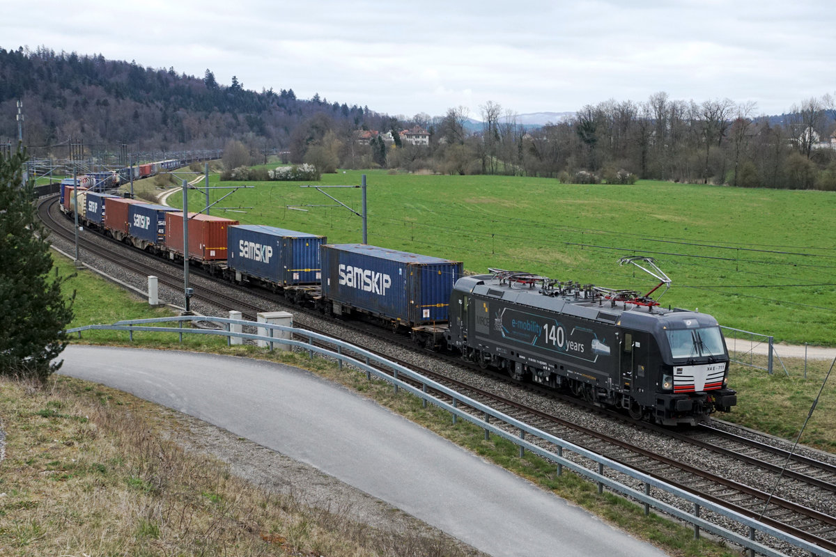 BLS CARGO INTERNATIONAL.
Containerzug bei Roggwil auf der Fahrt in den Süden am 30. März 2020. 
Die Vectron 193711 ist eine der 7 Loks, die von MRCE gemietet wurden.
Foto: Walter Ruetsch
