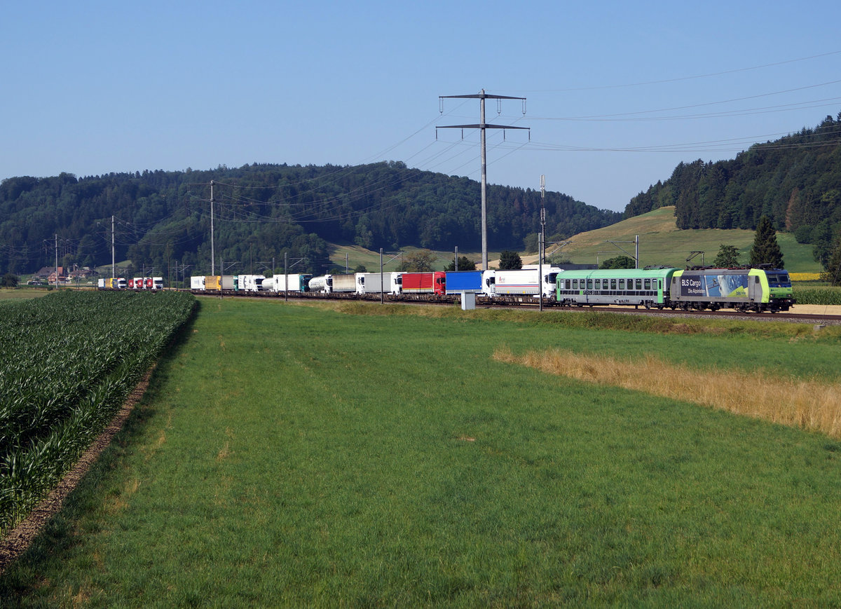 BLS CARGO INTERNATIONAL
Rollende Landstrasse mit einer Re 485 bei Leimiswil in Richtung Weil am Rhein unterwegs am 24. Juli 2019.
Foto: Walter Ruetsch
