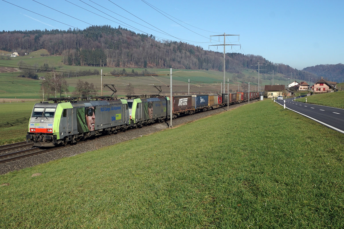 BLS Cargo International.
Verlagerung vom Güterverkehr von der Strasse auf die Bahn.
Re 486 Doppeltraktion mit schwerem Containerzug bei Riedtwil unterwegs in Richtung Süden am 7. Januar 2020.
Foto: Walter Ruetsch