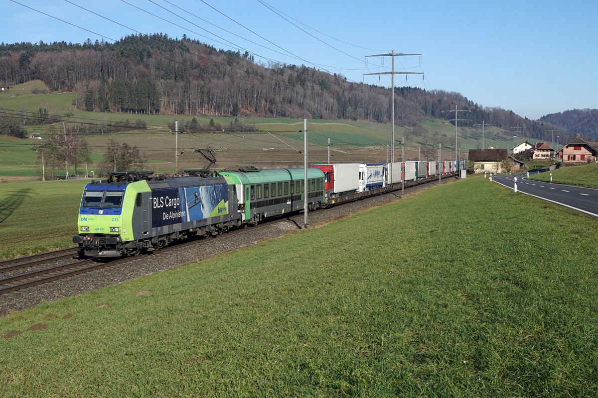 BLS Cargo International.
Verlagerung vom Güterverkehr von der Strasse auf die Bahn.
Rola mit der Re 485 011 bei Riedtwil unterwegs auf der Fahrt in Richtung Süden am 7. Januar 2020.
Foto: Walter Ruetsch
