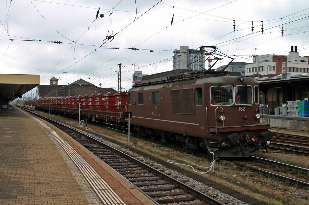 BLS Cargo Re 425 162  Court  am 02.05.2014 bei der Durchfahrt mit einem Müllzug in Basel Bad Bf gen Basel Bad Rbf.