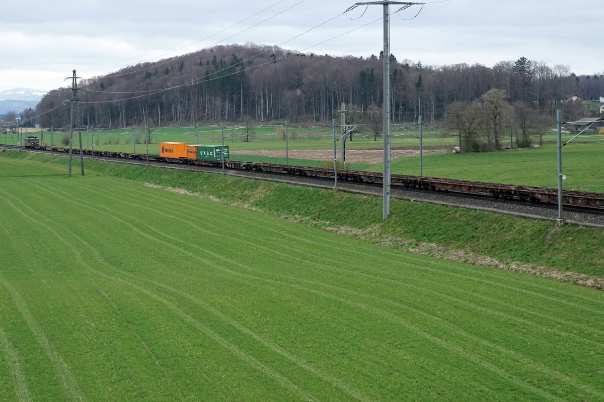 BLS CARGO Re 425 175 mit einem eventuell wegen Corona sehr schwach ausgelasteten Containerzug bei Bollodingen am 30. März 2020.
Foto: Walter Ruetsch