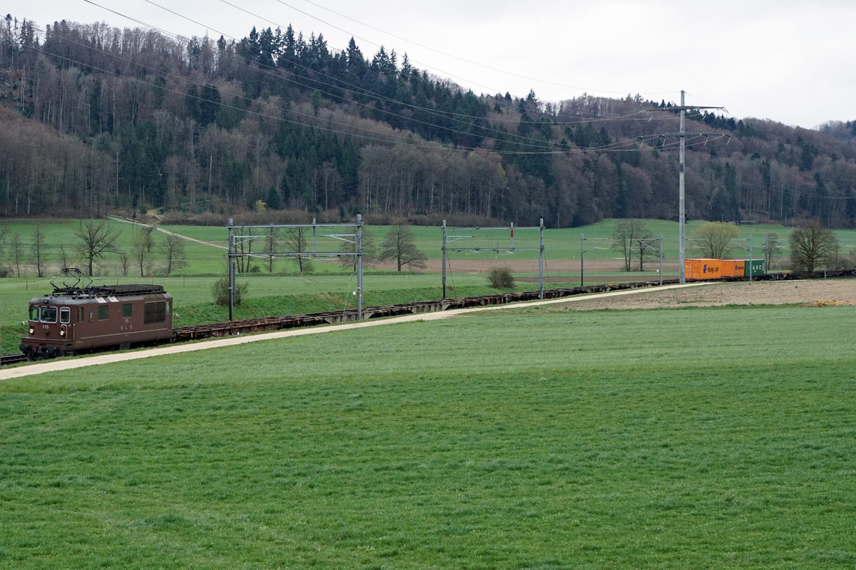 BLS CARGO Re 425 175 mit einem eventuell wegen Corona sehr schwach ausgelasteten Containerzug bei Bollodingen am 30. März 2020.
Foto: Walter Ruetsch