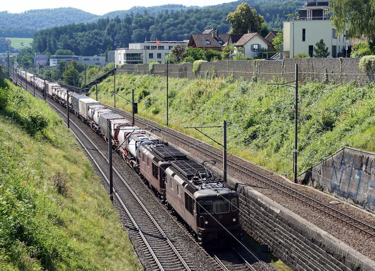 BLS CARGO Re 425 mit Baujahr 1964:
Am 28. Juni 2018 waren BLS-Lokomotiven der neusten und ältesten Baureihe bei Liestal als Doppeltraktion in Richtung Basel unterwegs.
Foto: Walter Ruetsch