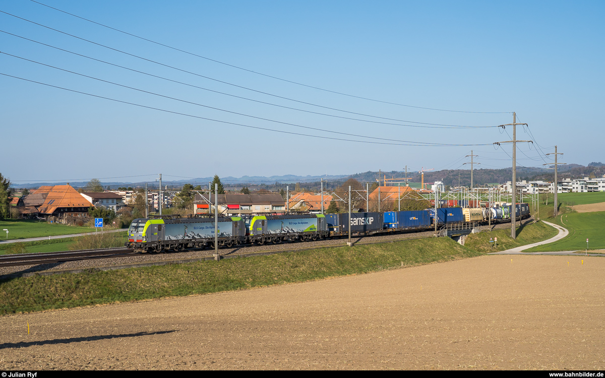 BLS Cargo Re 475 403 und 405 mit einem UKV-Zug am 10. April 2020 bei Moosseedorf.
