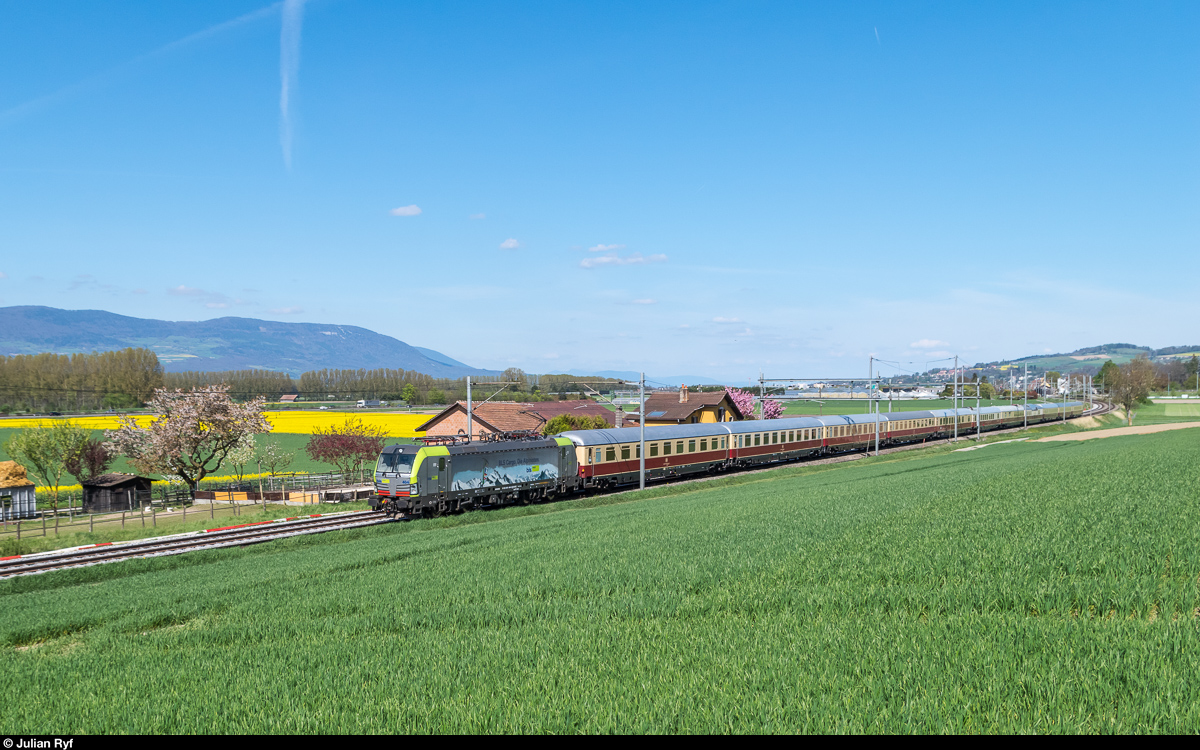 BLS Cargo Re 475 404 mit dem AKE-Rheingold nach Domodossola am 13. April 2017 bei Ependes.