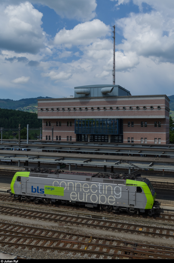 BLS Cargo Re 485 001 rangiert am 7. Juni 2015 im Bahnhof Spiez. Im Hintergrund die auch  U-Boot  genannte Betriebszentrale der BLS.