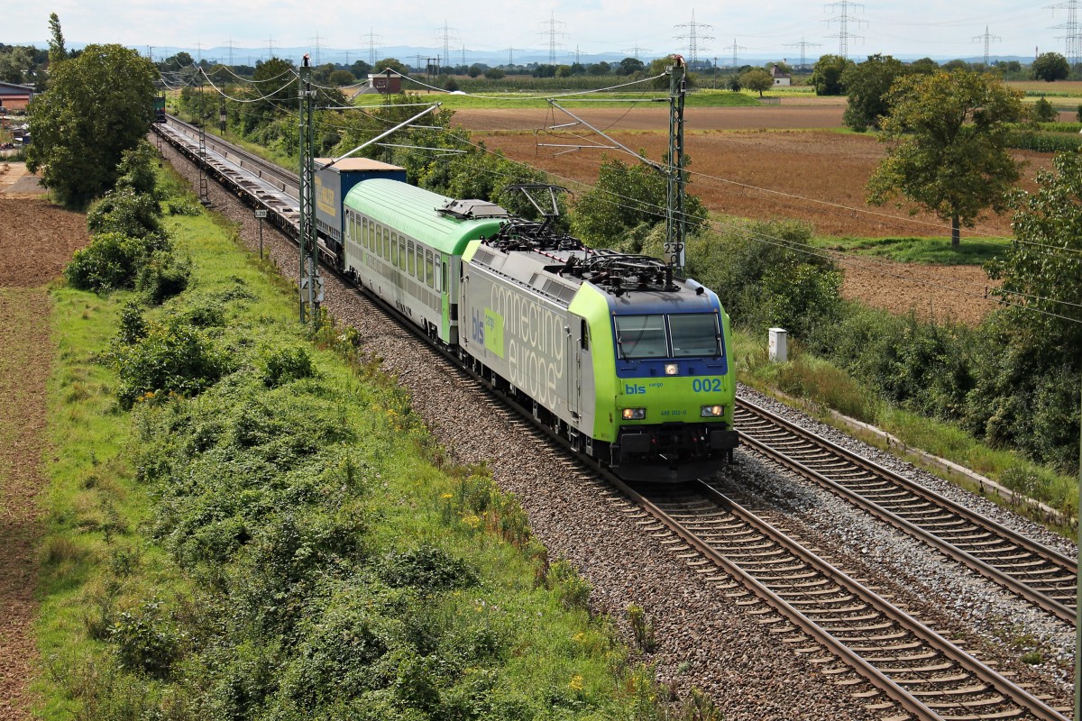 BLS Cargo Re 485 002-0 am 22.08.2014 mit einer RoLa (Novara - Freiburg (Brsg) Rbf) bei Auggen kurz vor dem Ziel.