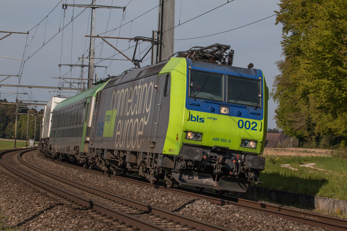 BLS Cargo Re 485 002 mit der RoLa unterwegs bei Lyssach. 30.04.2016