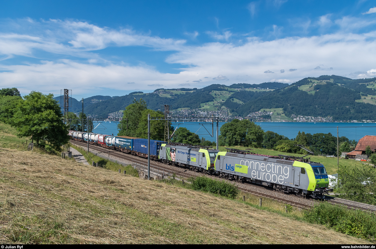 BLS Cargo Re 485 005 und eine 486 fahren am 4. Juli 2017 mit einem UKV-Zug bei Einigen südwärts.