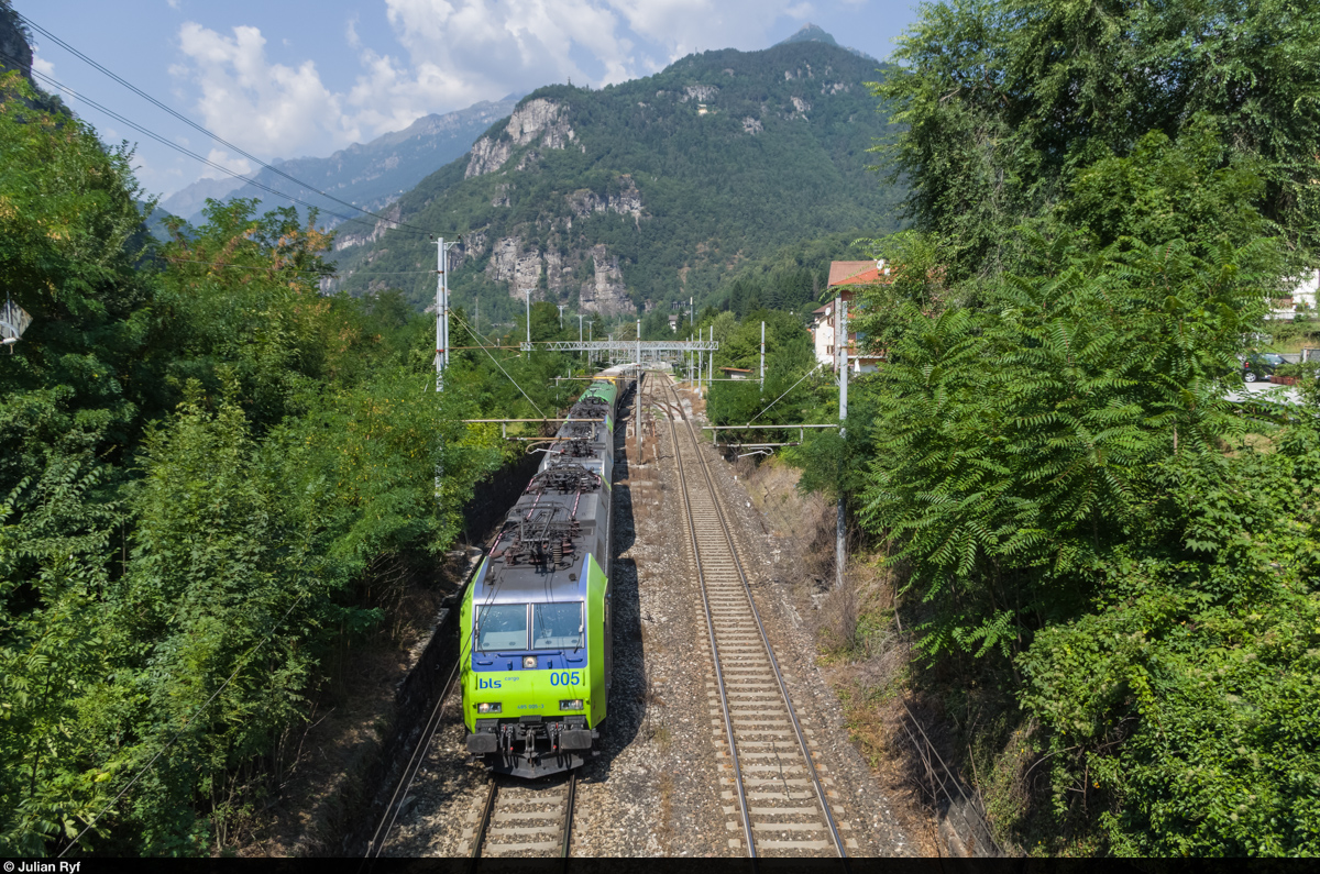 BLS Cargo Re 485 005 und zwei weitere Loks ziehen am 8. August 2015 einen RoLa-Zug durch den Bahnhof Varzo in Richtung Süden. Der Zug kam leider auf dem für den Fotografen  falschen  Gleis, da am Simplon nur ein Gleis als 4-Meter-Korridor ausgebaut ist.