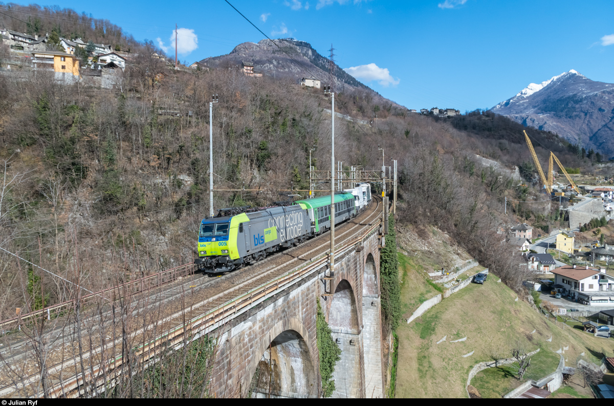 BLS Cargo Re 485 005 fährt am 19. Februar 2016 mit einem RoLa-Zug kurz vor Preglia südwärts.