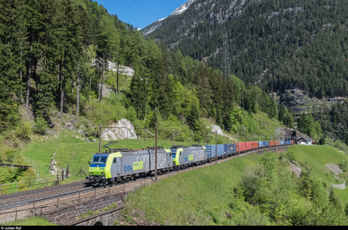 BLS Cargo Re 485 008 und Re 485 005 ziehen am 21. Mai 2016 bei Wassen einen UKV-Zug südwärts.