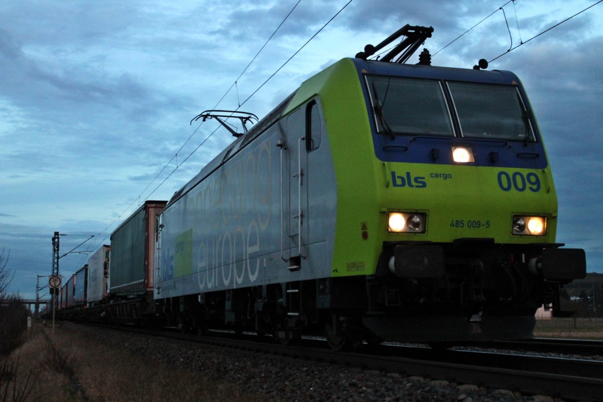 BLS Cargo Re 485 009-5 am Abend des 06.01.2014 mit der RoLa 43625 aus Freiburg (Brsg) Rbf nach Novara, als sie nördlich von Müllheim (Baden) neben Hügelheim am Fotografen vorbei rollte.