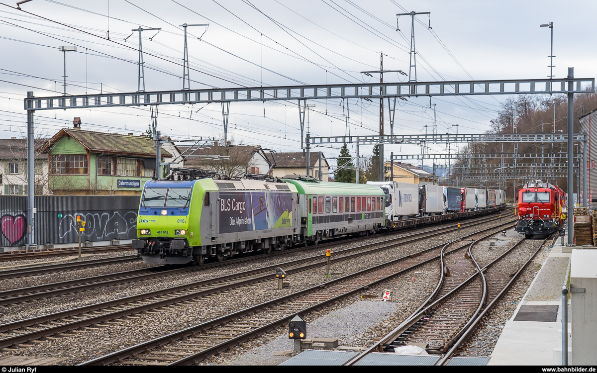 BLS Cargo Re 485 016 mit RoLa Novara - Freiburg am 13. März 2020 bei der Durchfahrt in Ostermundigen.