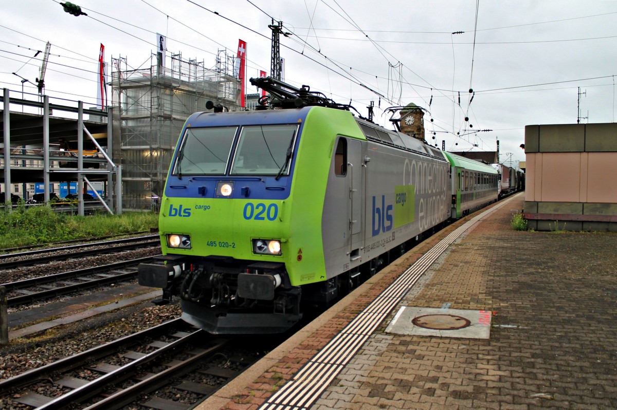 BLS Cargo Re 485 020-2 am 02.05.2014 bei der Durchfahrt mit einer RoLa aus Freiburg (Brsg) Gbf - Novara in Basel Bad Bf gen Muttenz.