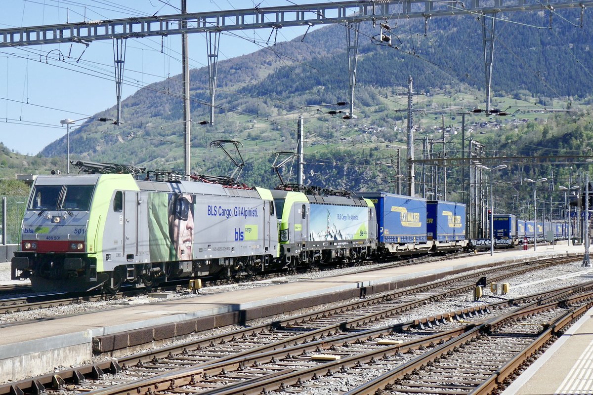 BLS Cargo Re 486 501 mit Re 475 406 mit einem LKW Walter Güterzug am 15.4.20 bei der Ausfahrt in Brig.