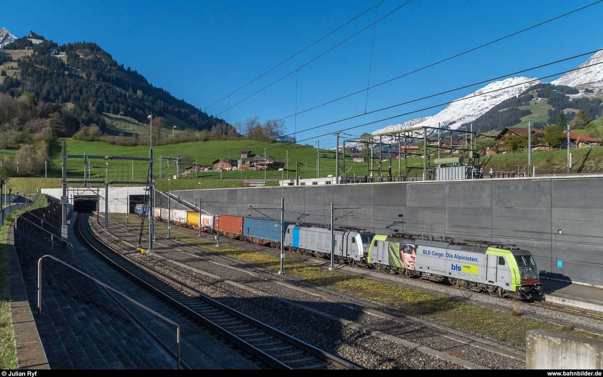 BLS Cargo Re 486 504 und eine weitere von Railpool angemietete 186er verlassen am 22. April 2017 mit einem Containerzug den Lötschberg-Basistunnel in Frutigen.