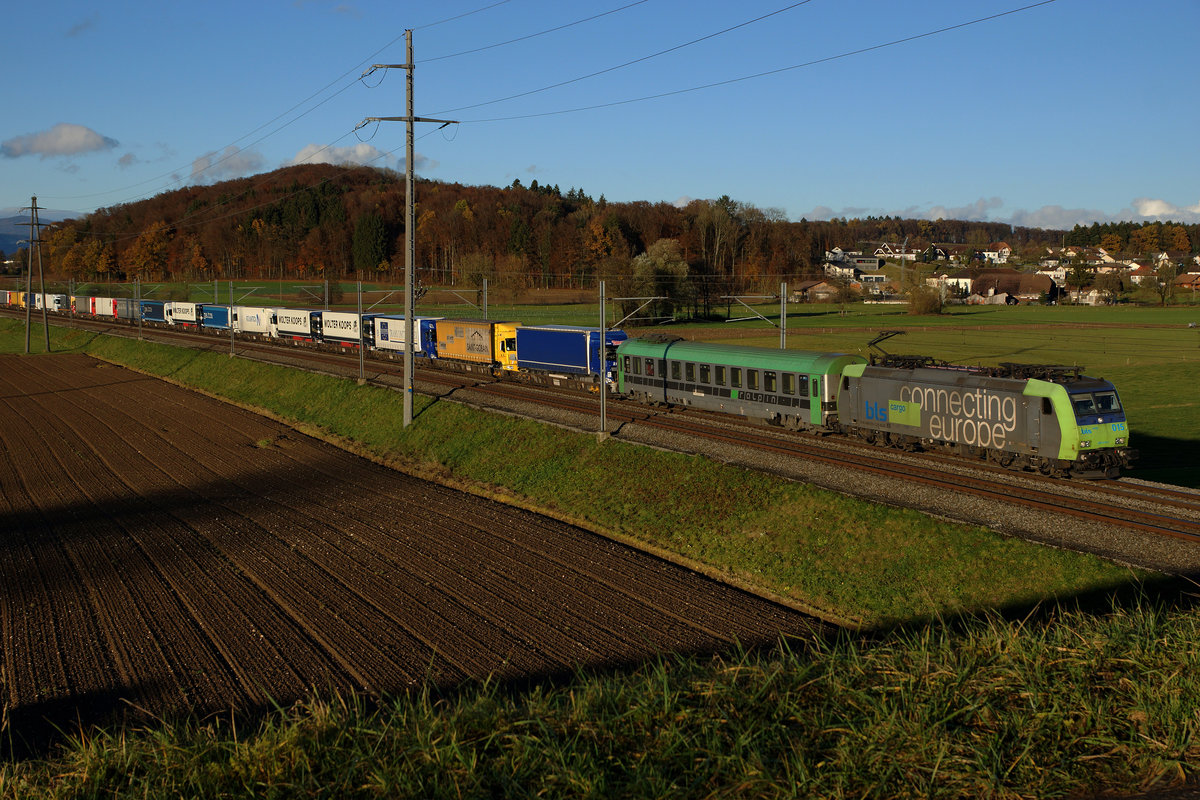 BLS CARGO: Rollende Landstrasse mit 485 015-2 im letzten Abendlicht bei Bettenhausen am 19. November 2016.
Foto: Walter Ruetsch