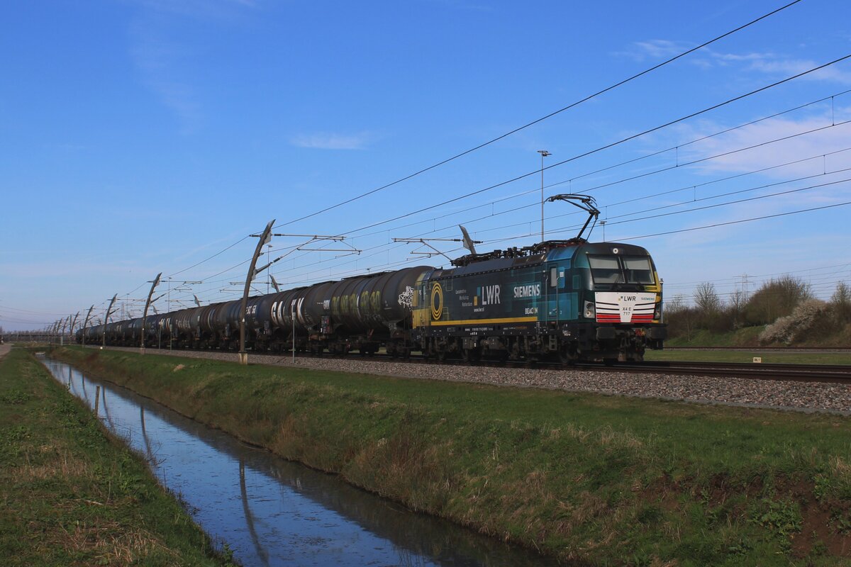 BLS Cargo X4E-717 tragt ein Werbung für LWR (Locomotieven werkplaats Rotterdam -LokBw Rotterdam) und wird samt Trecate-Kesselwagenzug am 14 Márz 2024 auf den Weg nach Italien bei Valburg gesichtet.