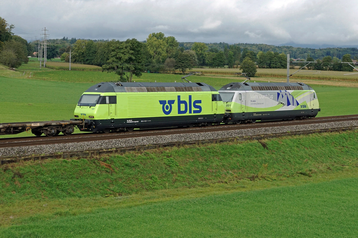 BLS Cargo.
Die bunte Doppeltraktion bestehend aus den Re 465 011 und Re 465 001 bei Bollodingen vor einem langen Güterzug auf der Fahrt in den Norden am 24. September 2020.
Hier handelt es sich um das neuste Erscheinungsbild der Re 465.
Während Jahrzehnten standen sie mit dem schönen blauen Anstrich im Personen- und Güterverkehr im Einsatz.
Foto: Walter Ruetsch