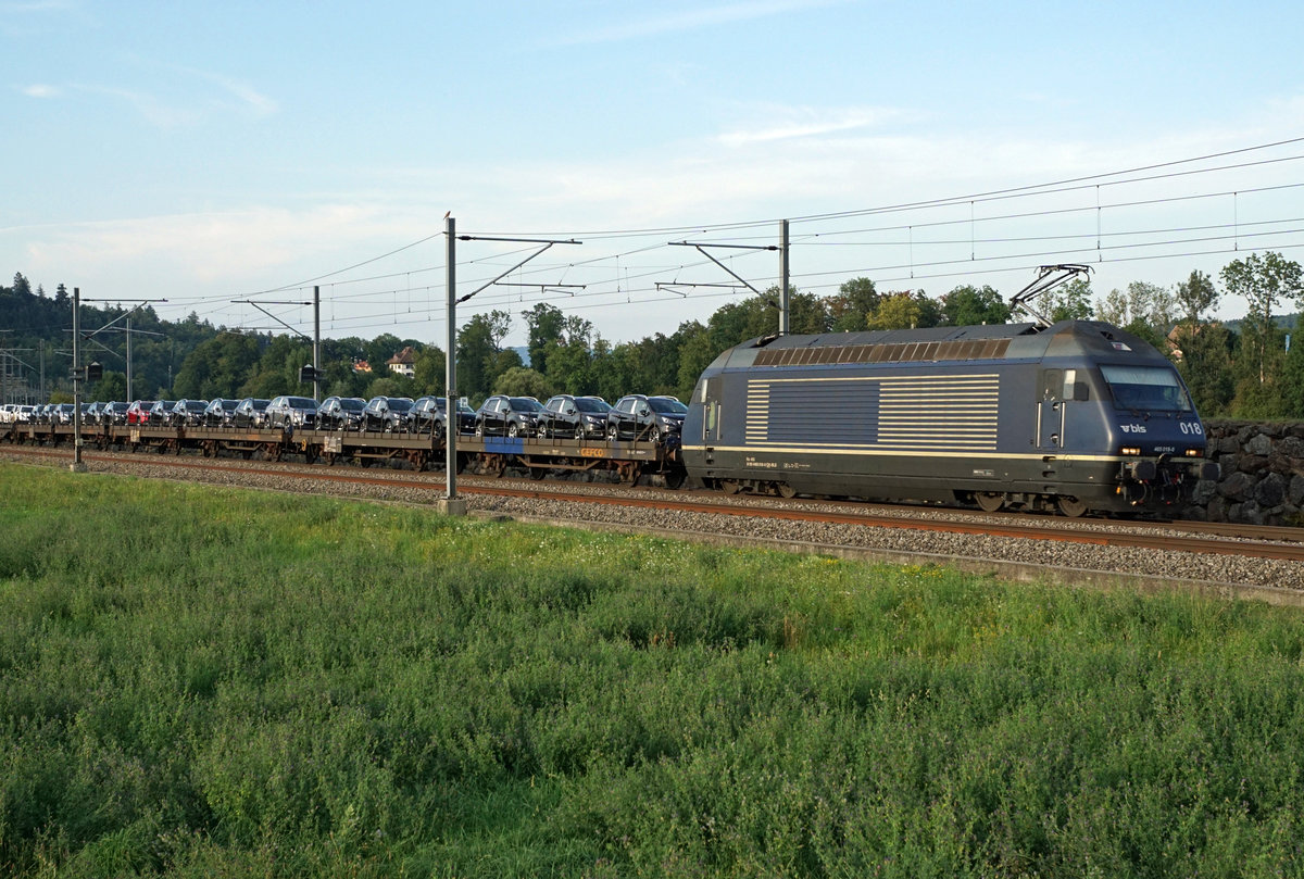 BLS CARGO.
Die Re 465 018-0 mit einem Autozug bei Roggwil am 30. Juli 2018.
Foto: Walter Ruetsch