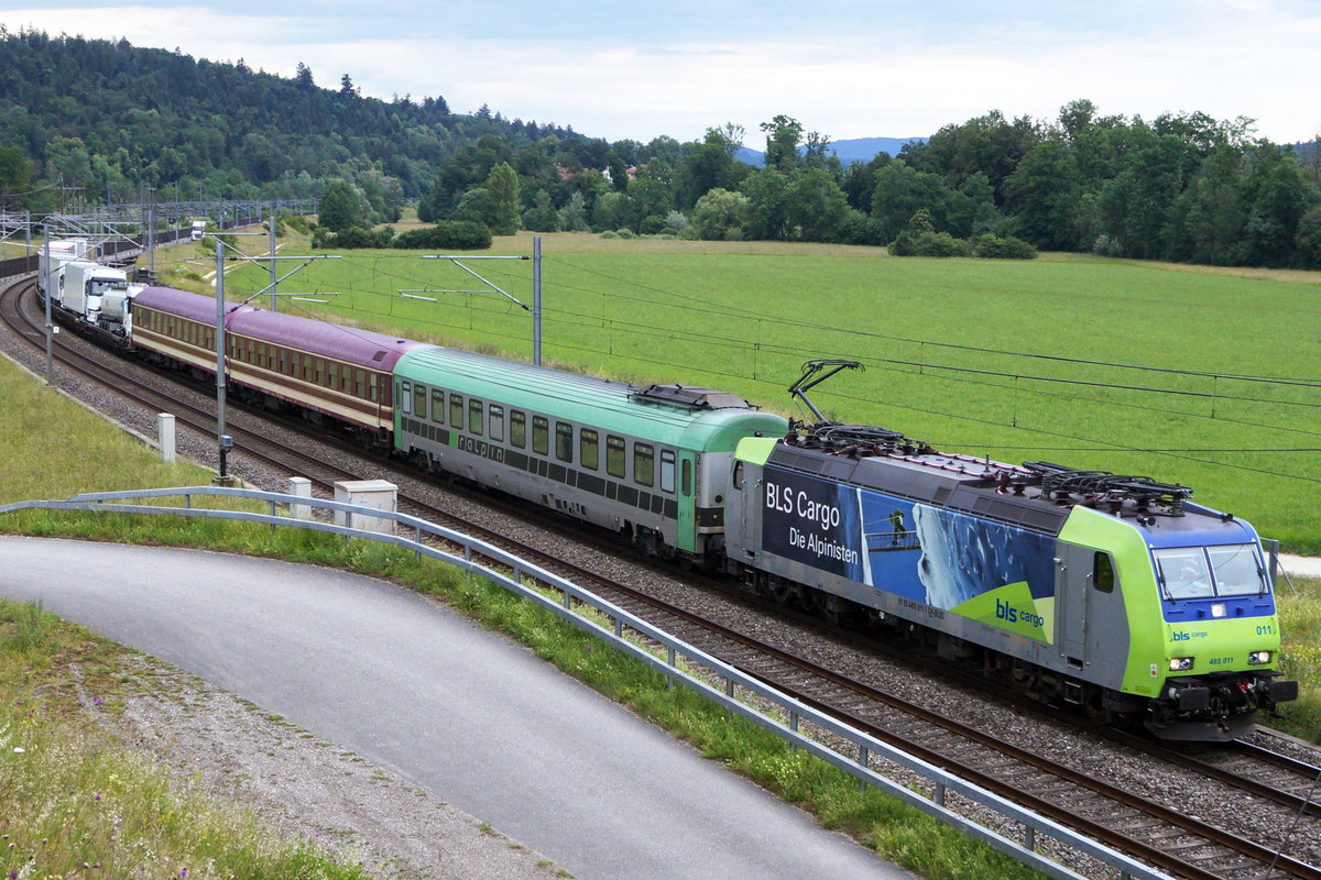 BLS CARGO.
Die Rollende Landstrasse mit der BLS Re 485 011 bei Roggwil.
Am 8. Juni 2020 wurden zur Abwechslung zwei zusätzliche Personenwagen mitgeführt.
Aus welchem Grund ist mir nicht bekannt. 
Foto: Walter Ruetsch
