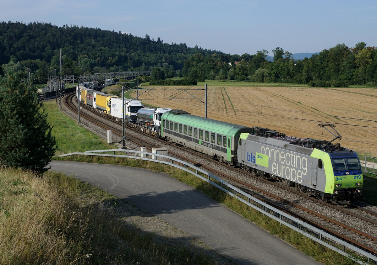 BLS CARGO.
Re 485 010-3 mit einer Rola bei Roggwil unterwegs am 30. Juli 2018.
Foto: Walter Ruetsch