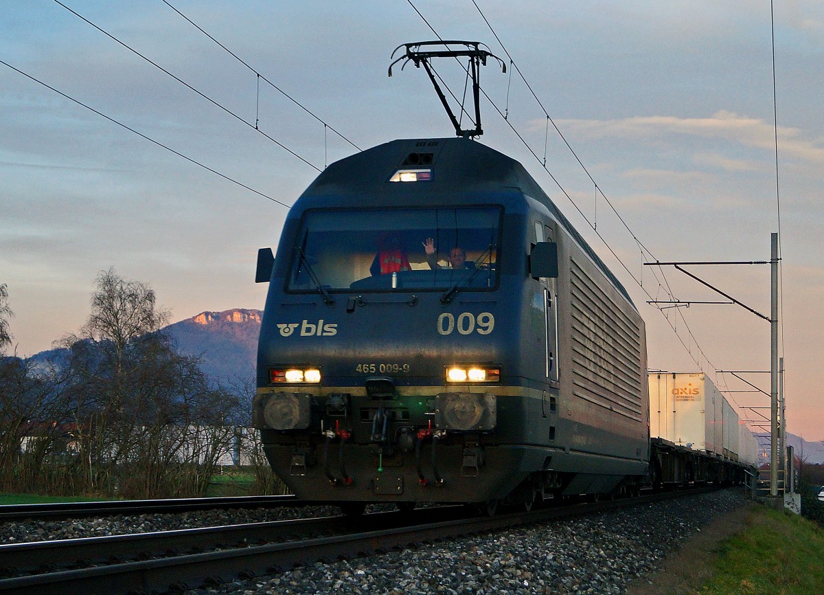 BLS: Containerzug mit BLS Re 465 009-9 bei Niederbipp am 22. Dezember 2014. Besonders zu beachten ist der  LOKFUEHRERGRUSS  an der Fotografen.
Foto: Walter Ruetsch