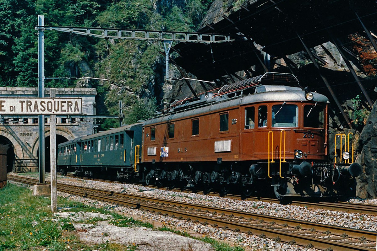 BLS: Die Ae 6/8 203 mit einem Sonderzug auf der Simplonstrecke bei Iselle (Italien) im Jubilumsjahr 1988. Die 203 aus dem Jahre 1929 wurde nach den Feierlichkeiten zum Jubilumsfest  75 Jahre BLS  als letzte Breda Lokomotive ausrangiert und im Jahre 1989 abgebrochen.
Foto: Walter Ruetsch 