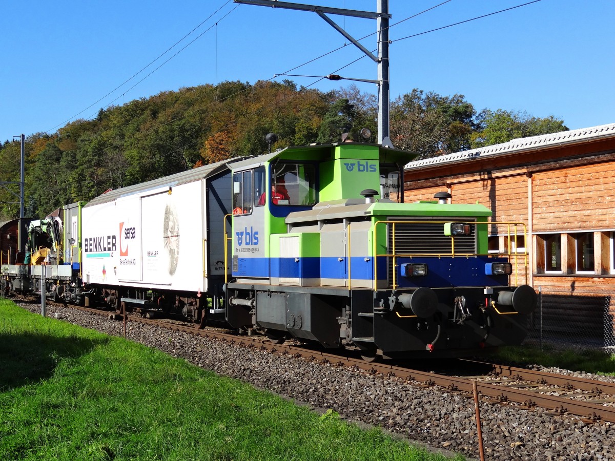 BLS - Die Tm 235 096 fahrt im Hst. Spiezmoos Süd mit ein Bauzug richtung Spiez, 24 okt 2014