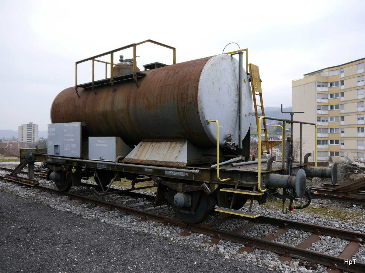 BLS - Dienstwagen X 99 85 95 90 113-8 abgestellt im Bahnhofsareal vom Bahnhof Grenchen Nord am 24.02.2018