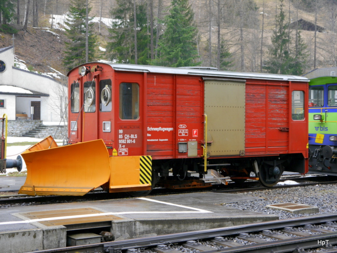 BLS - Dienstwagen X-v 99 85 95 92 801-6 abgestellt in Goppenstein am 21.03.2015