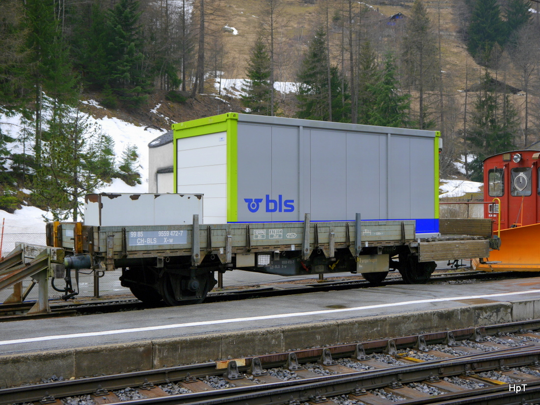 BLS - Dienstwagen X-v 99 85 95 59 472-7 mit BLS Container abgestellt in Goppenstein am 21.03.2015
