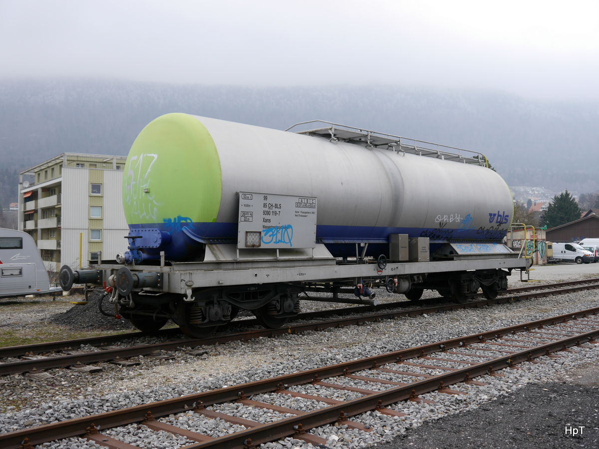 BLS - Dienstwagen Xas 99 85 93 90 119-7 abgestellt im Bahnhofsareal vom Bahnhof Grenchen Nord am 24.02.2018
