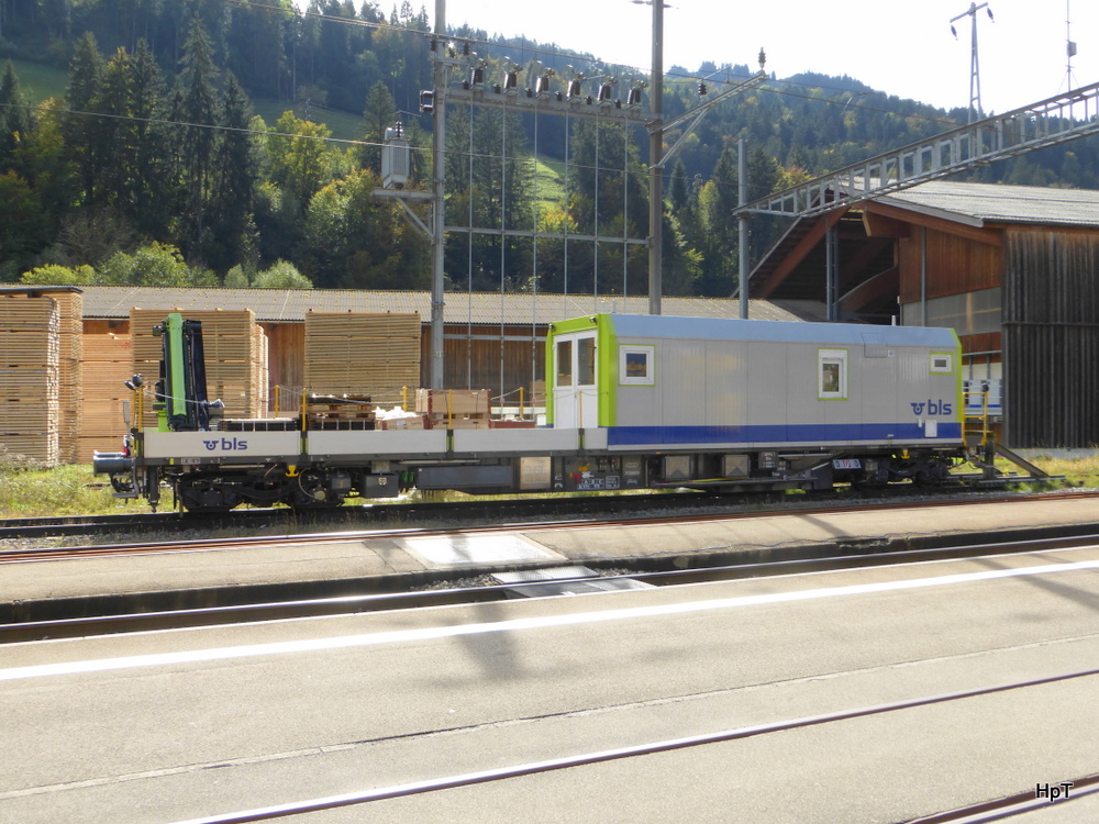 BLS - Dienstwagen XTmas 99 85 92 95 519-8 im Bahnhof Erlenbach am 08.10.2014