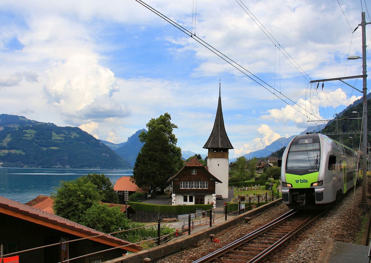 BLS Doppelstocktriebzug RABe 515  Mutz : Diese Züge fahren auch an den Thunersee und bis Interlaken. Hier kommt RABe 515 011 von der Station Leissigen her. 26.Juni 2017.