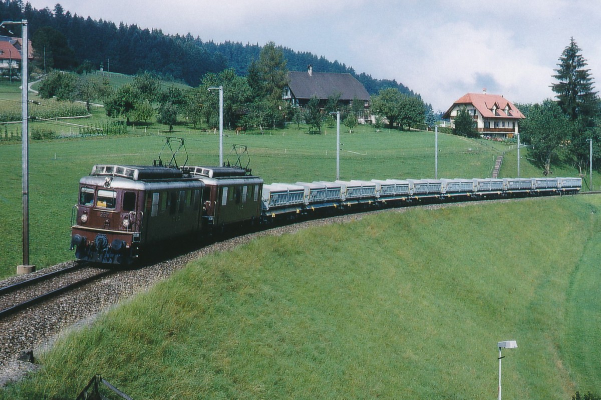BLS: Doppeltraktion Ae 4/4 257 und Ae 4/4 258 mit Aushubwagen bei Biglen unterwegs im Juni 1995. 
Foto: Walter Ruetsch